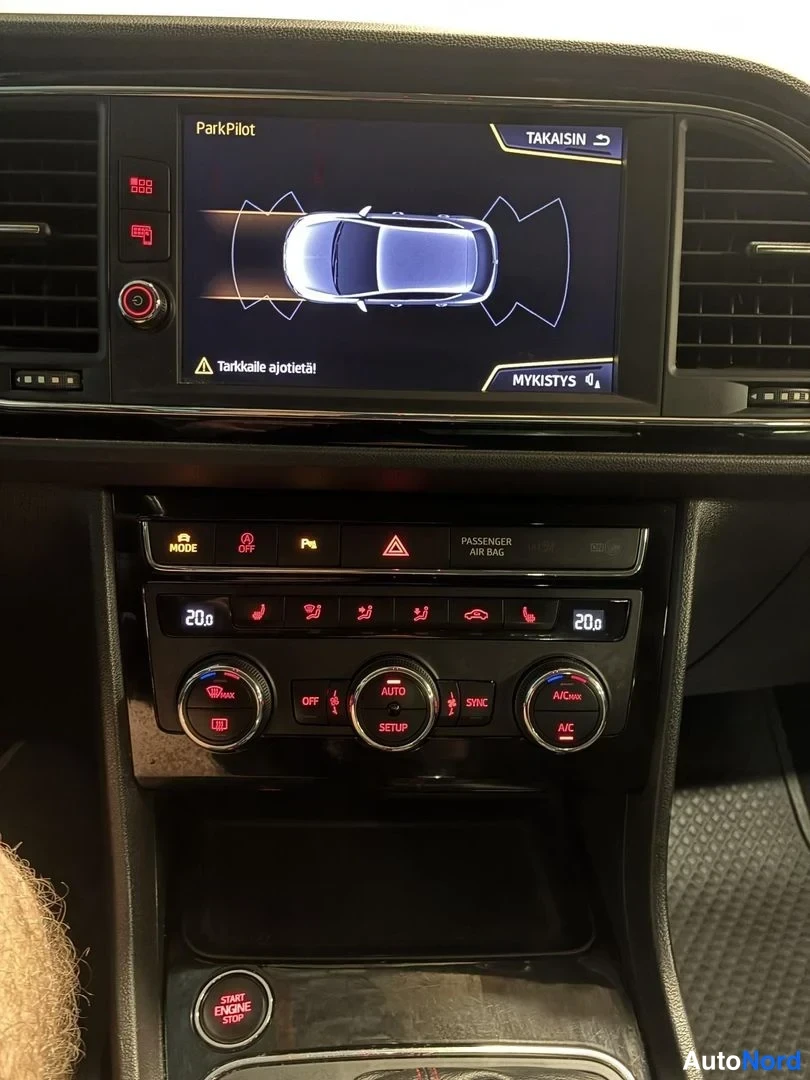Musta Seat Leon 2017, ohjaamo, kuva 10