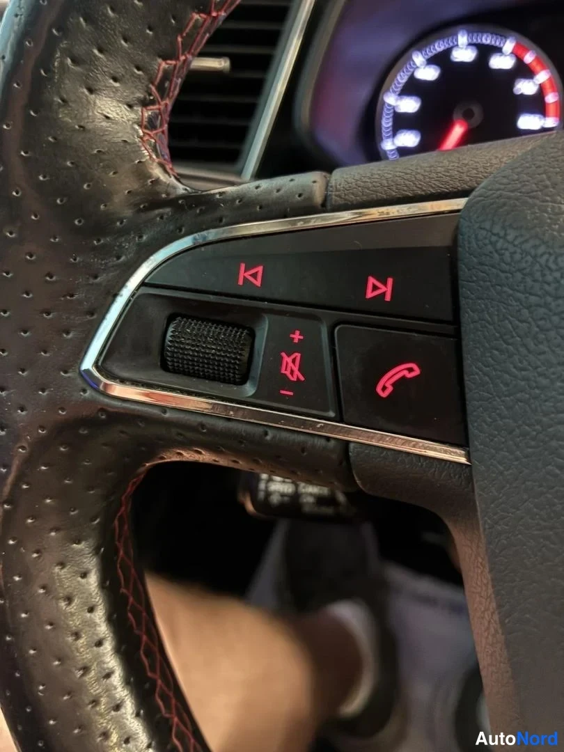 Musta Seat Leon 2017, yksityiskohta, kuva 16