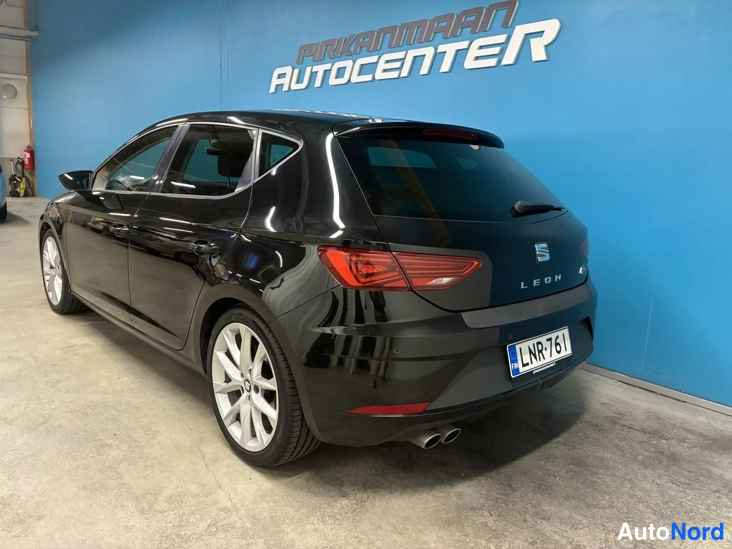 Musta Seat Leon 2017, takaviisto, kuva 5