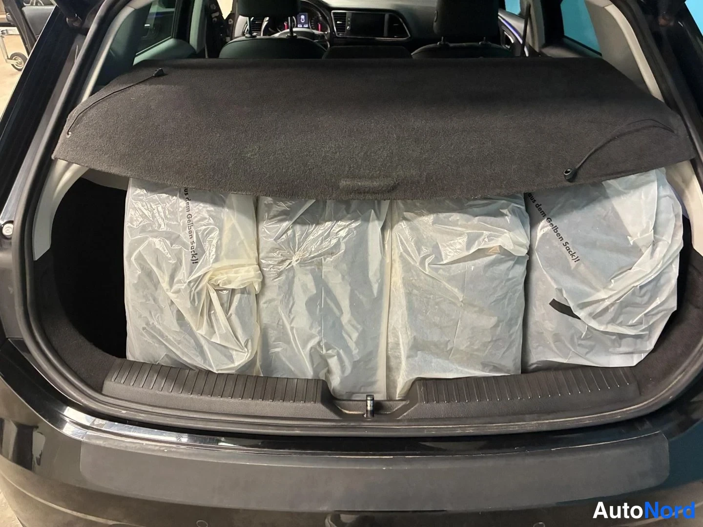 Musta Seat Leon 2017, tavaratila, kuva 14