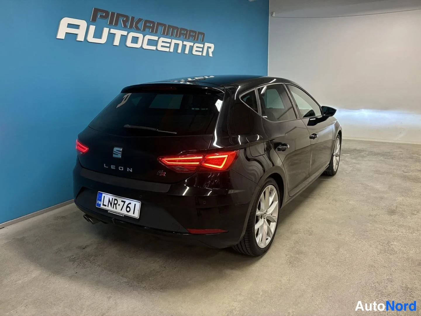 Musta Seat Leon 2017, takaviisto, kuva 6