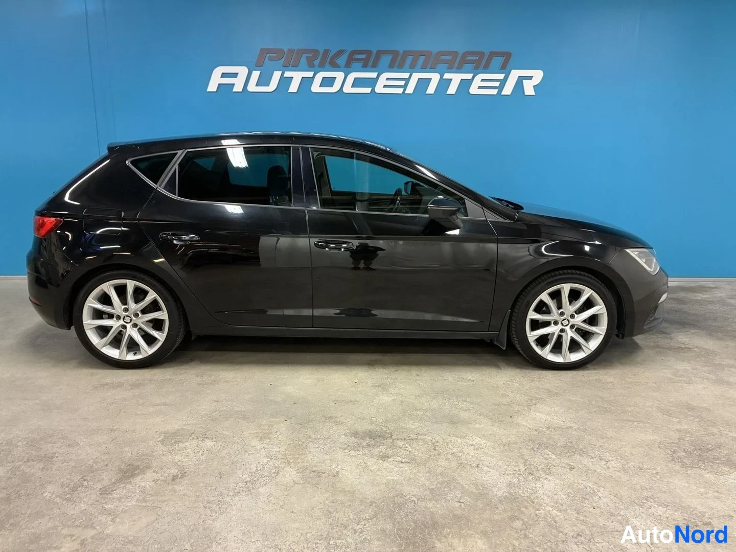 Musta Seat Leon 2017, sivulta, kuva 4