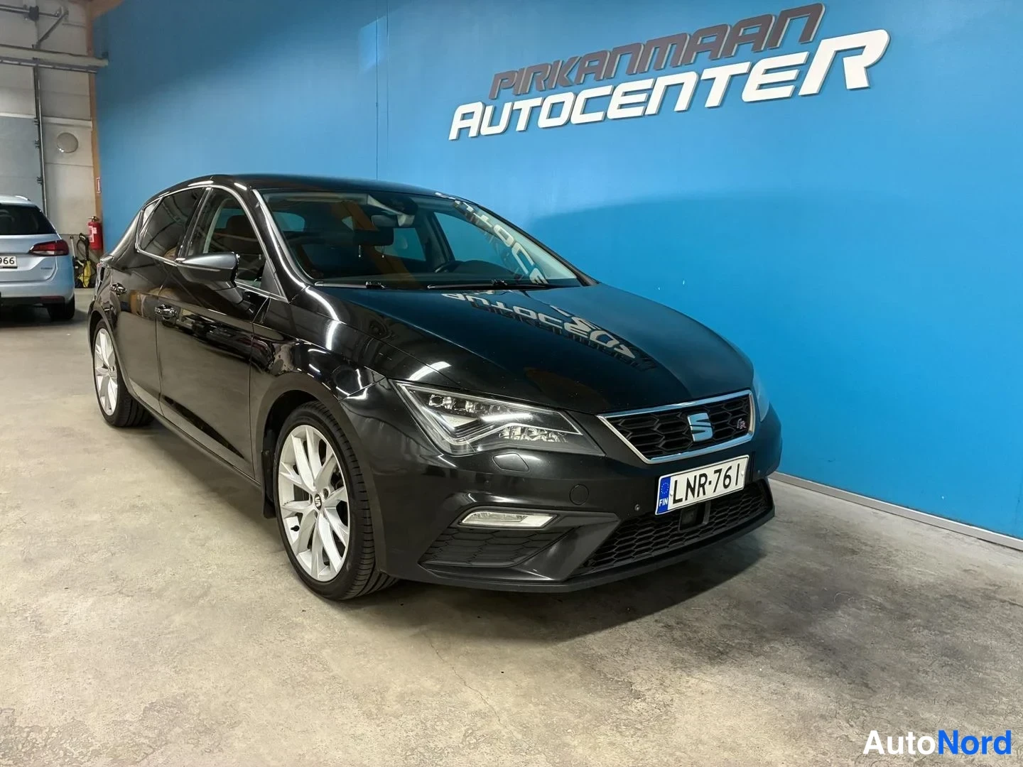 Musta Seat Leon 2017, etuviisto, keula oikealle, kuva 2