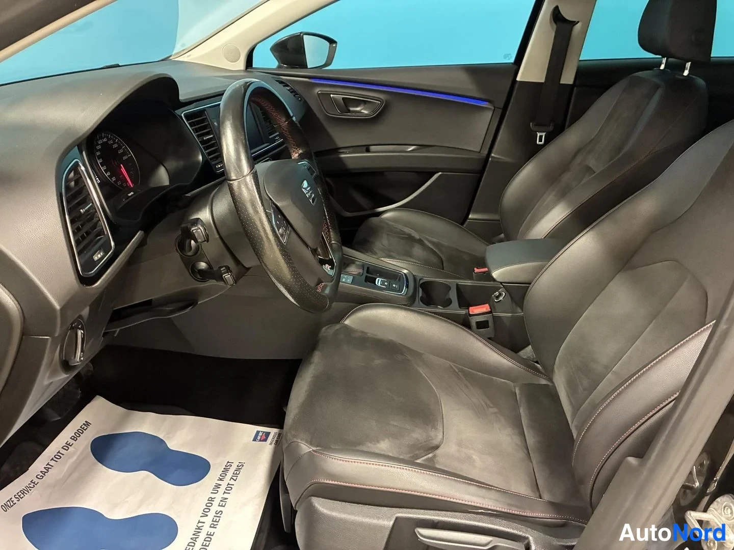 Musta Seat Leon 2017, ohjaamo, kuva 7