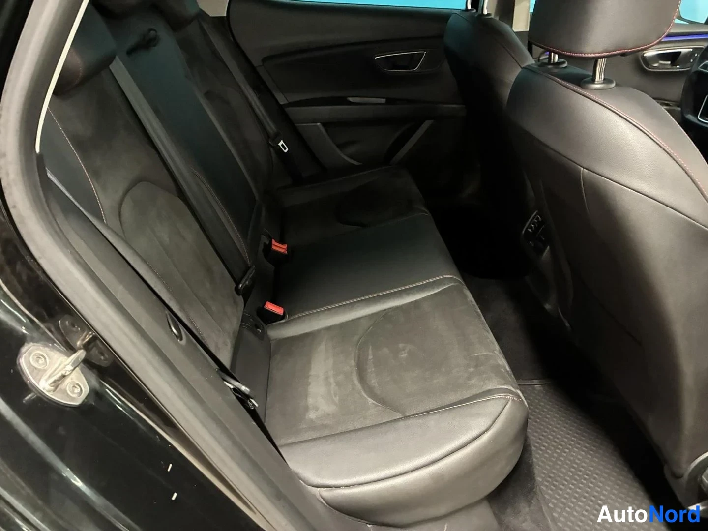 Musta Seat Leon 2017, takaistuimet, kuva 13