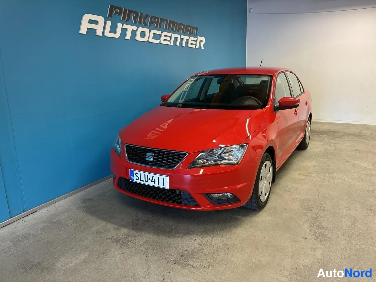 Punainen Seat Toledo 2015, etuviisto, keula vasemmalle, kuva 2