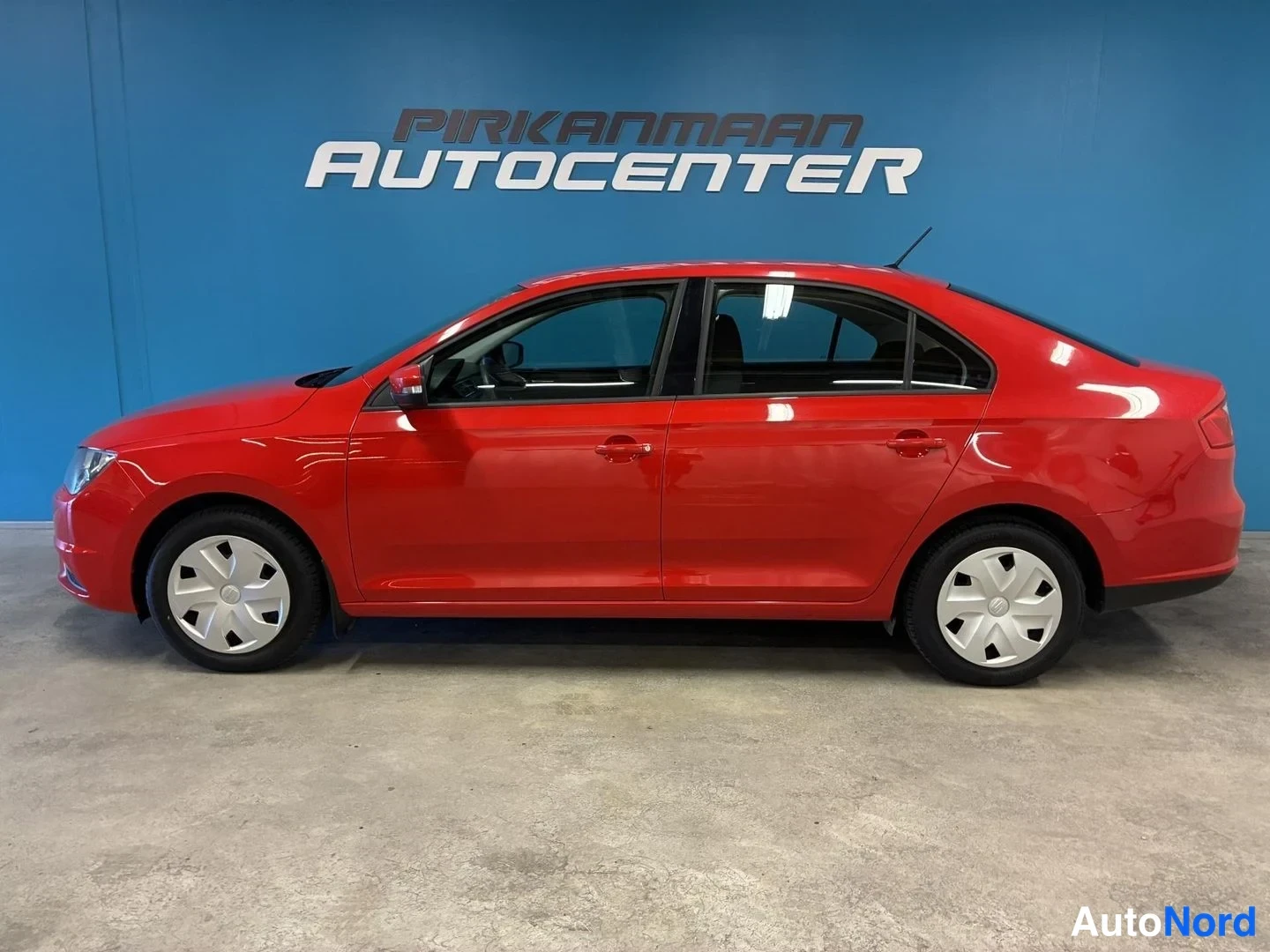 Punainen Seat Toledo 2015, sivulta, kuva 4