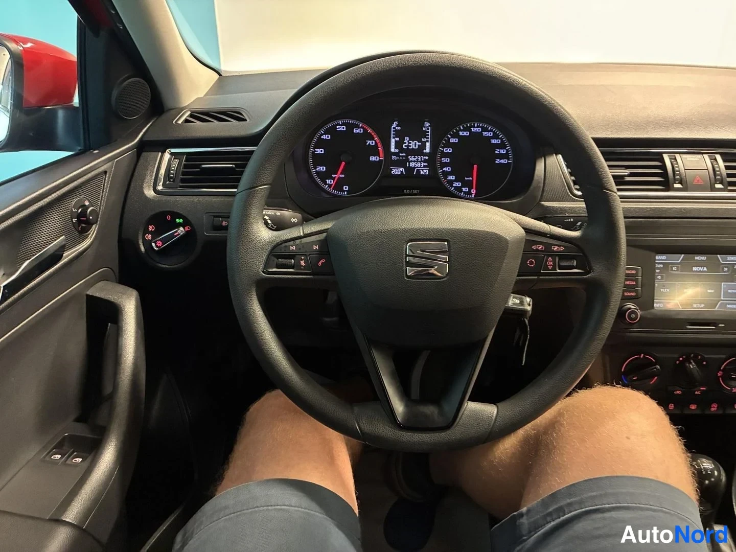 Punainen Seat Toledo 2015, yksityiskohta, kuva 14