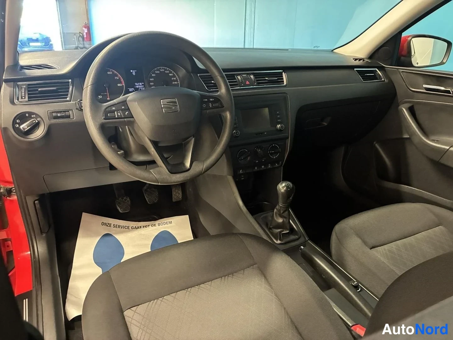 Punainen Seat Toledo 2015, ohjaamo, kuva 8