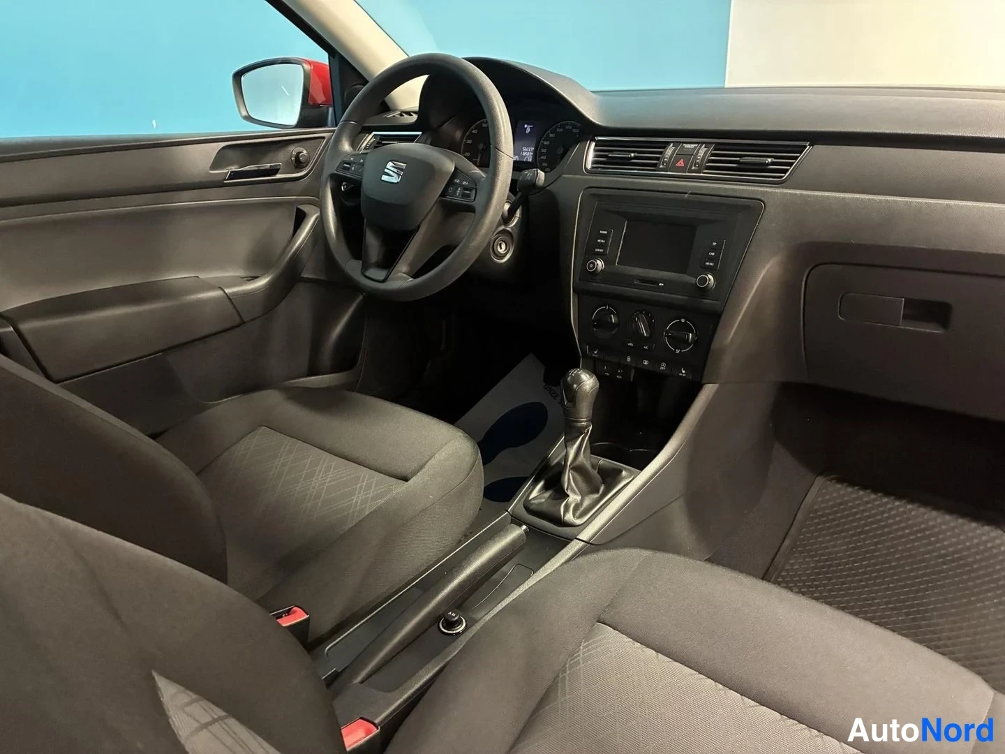 Punainen Seat Toledo 2015, ohjaamo, kuva 9