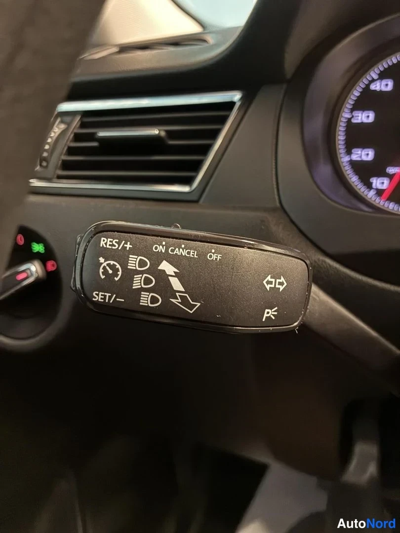 Punainen Seat Toledo 2015, yksityiskohta, kuva 17