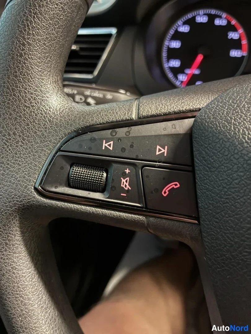 Punainen Seat Toledo 2015, yksityiskohta, kuva 18