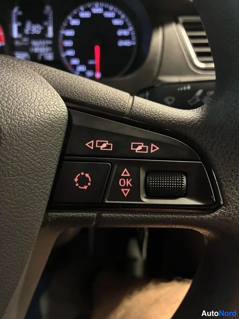 Punainen Seat Toledo 2015, yksityiskohta, kuva 19