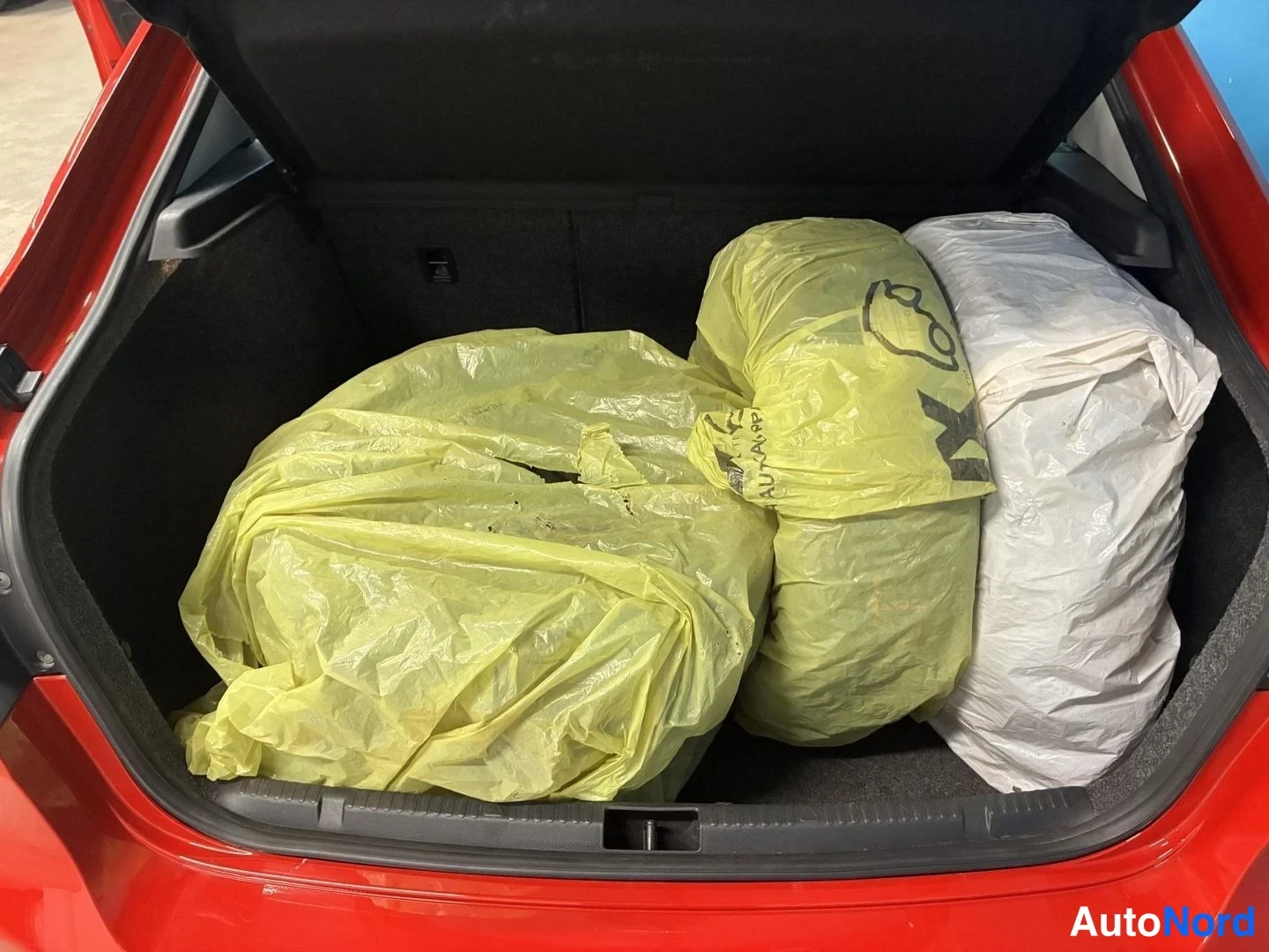 Punainen Seat Toledo 2015, tavaratila, kuva 13