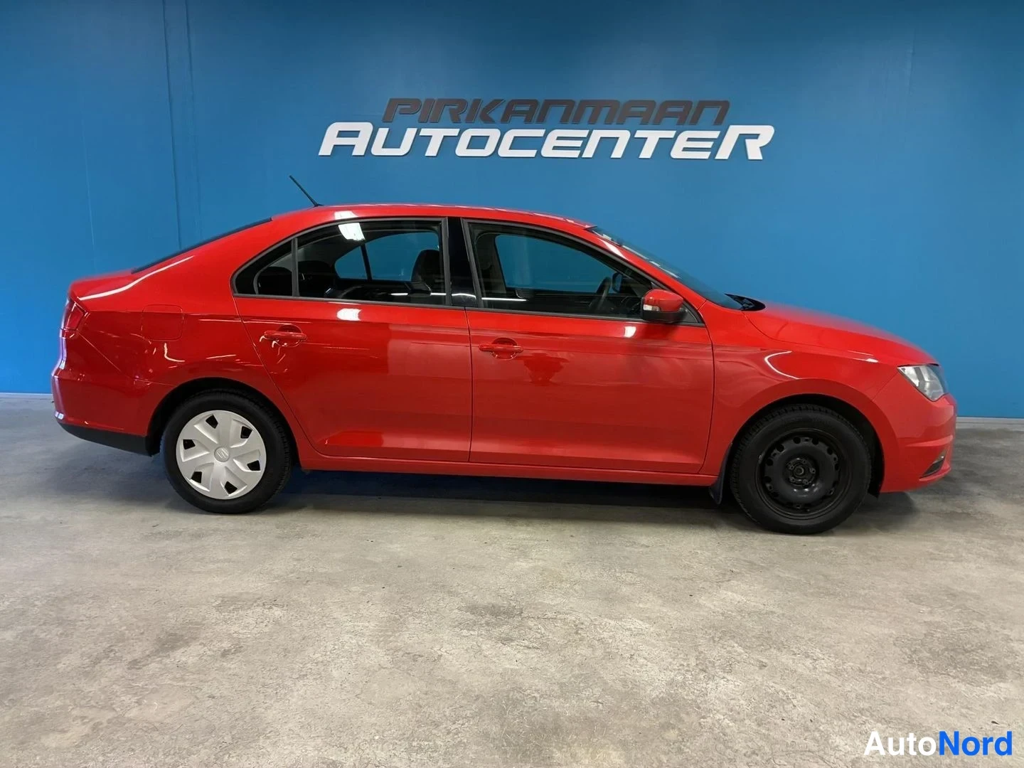Punainen Seat Toledo 2015, etuviisto, keula oikealle, kuva 3