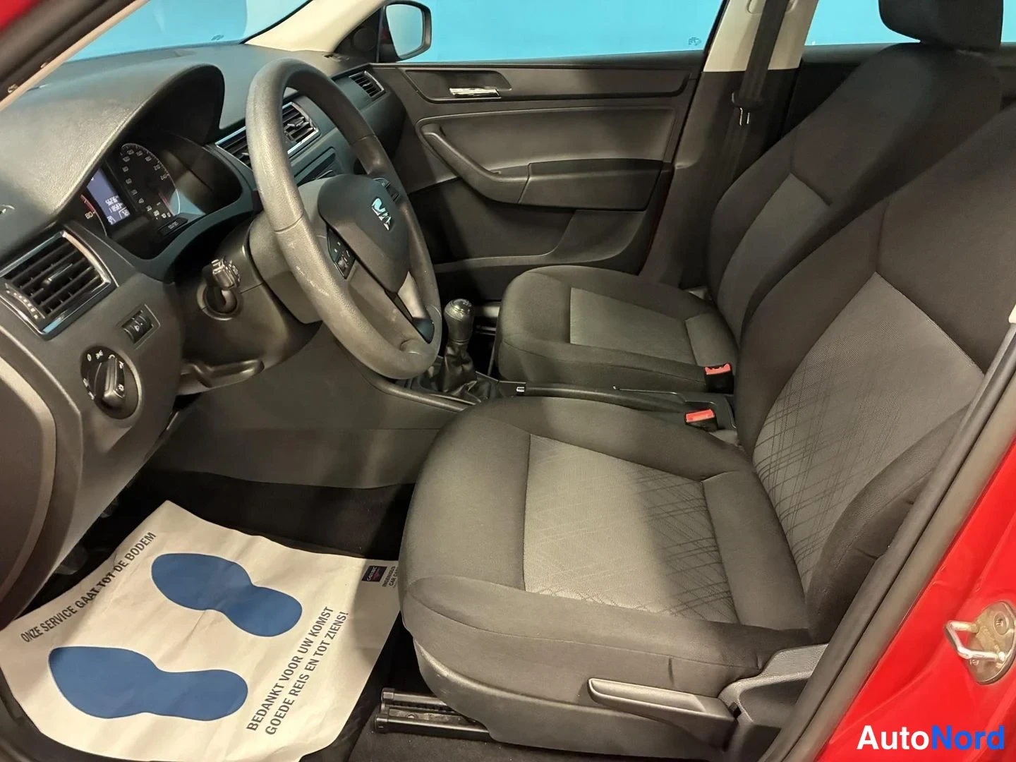 Punainen Seat Toledo 2015, ohjaamo, kuva 7