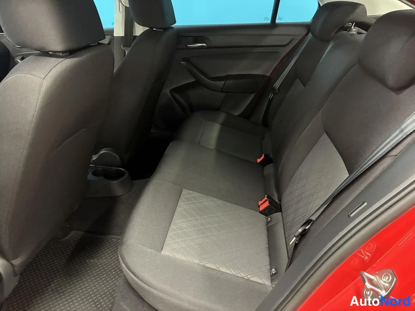Punainen Seat Toledo 2015, takaistuimet, kuva 11