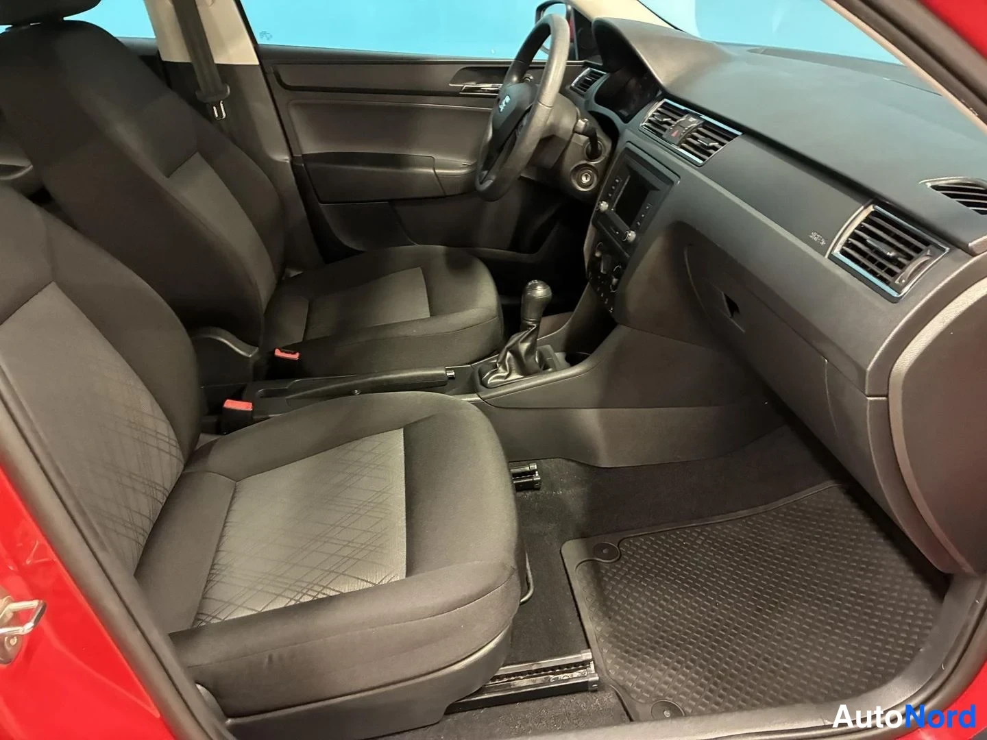 Punainen Seat Toledo 2015, etuistuimet, kuva 10