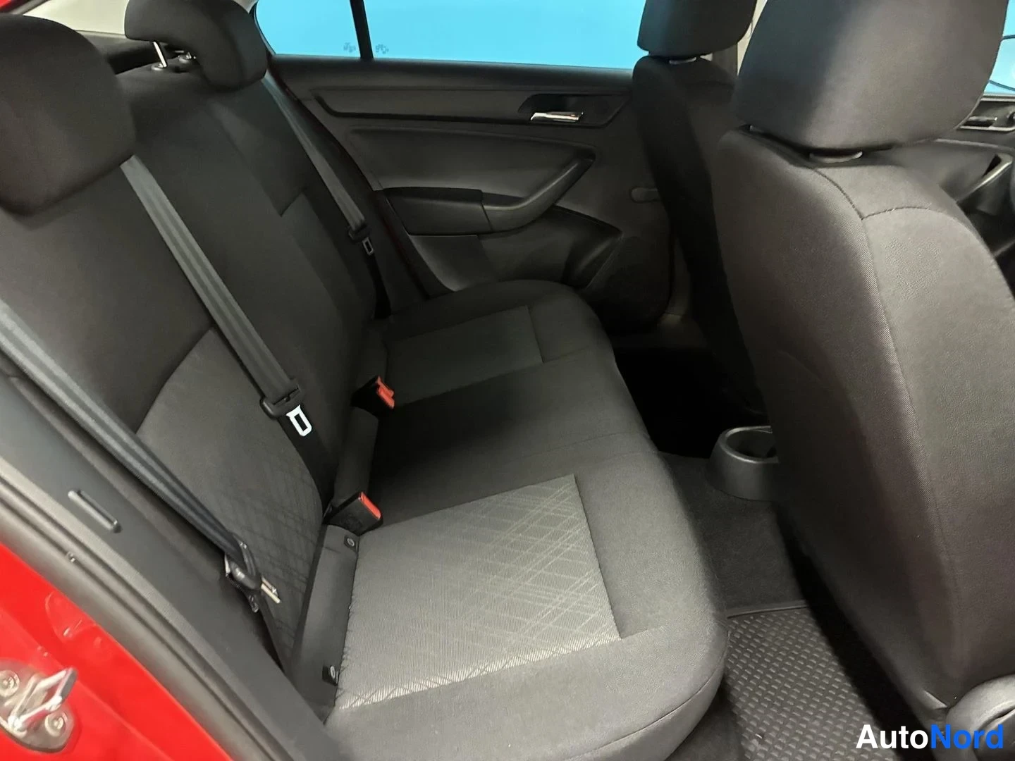 Punainen Seat Toledo 2015, takaistuimet, kuva 12