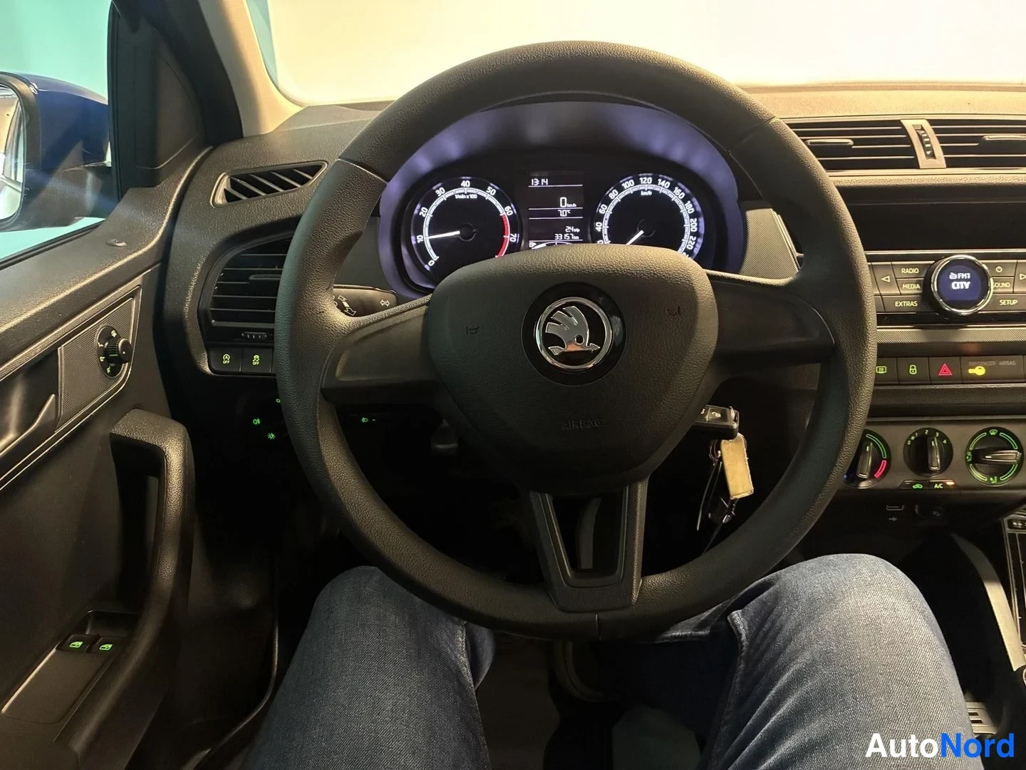 Sininen Skoda Fabia 2019, ohjaamo, kuva 7