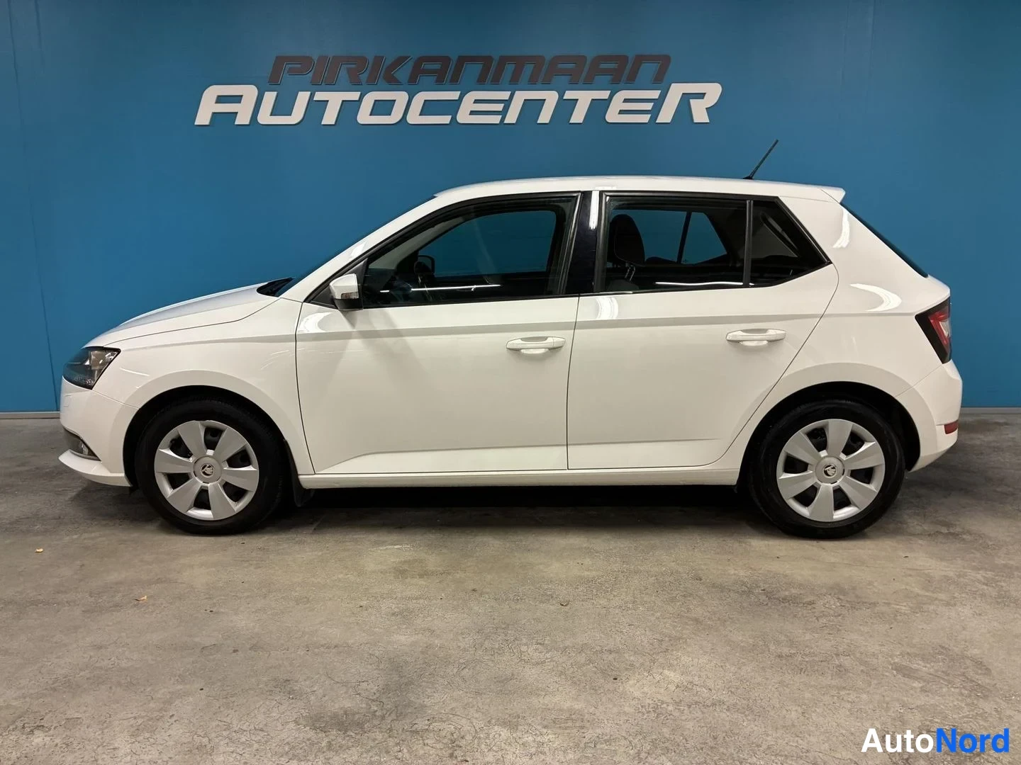 Valkoinen Skoda Fabia 2019, etuviisto, keula vasemmalle, kuva 3