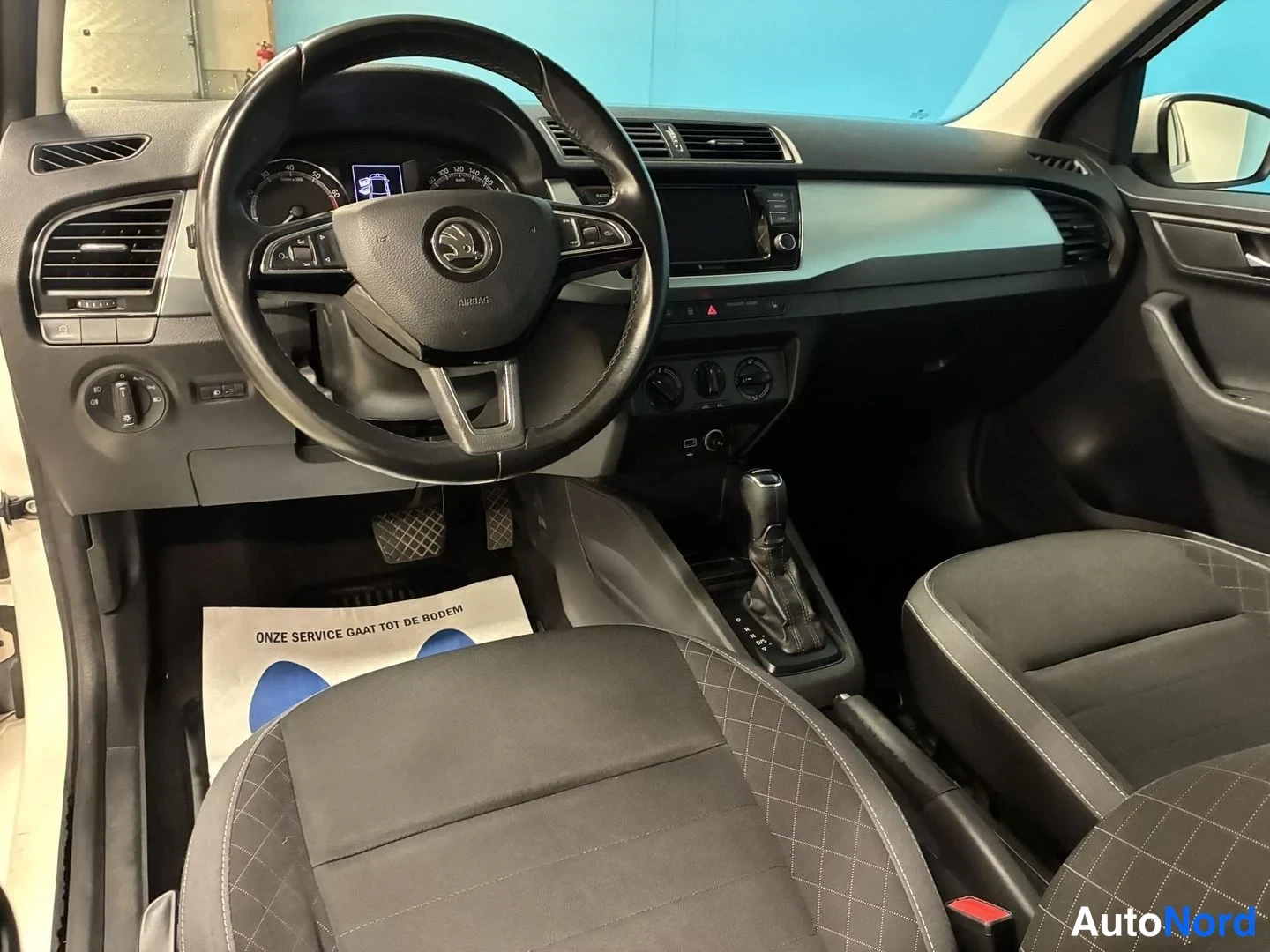 Valkoinen Skoda Fabia 2019, ohjaamo, kuva 9
