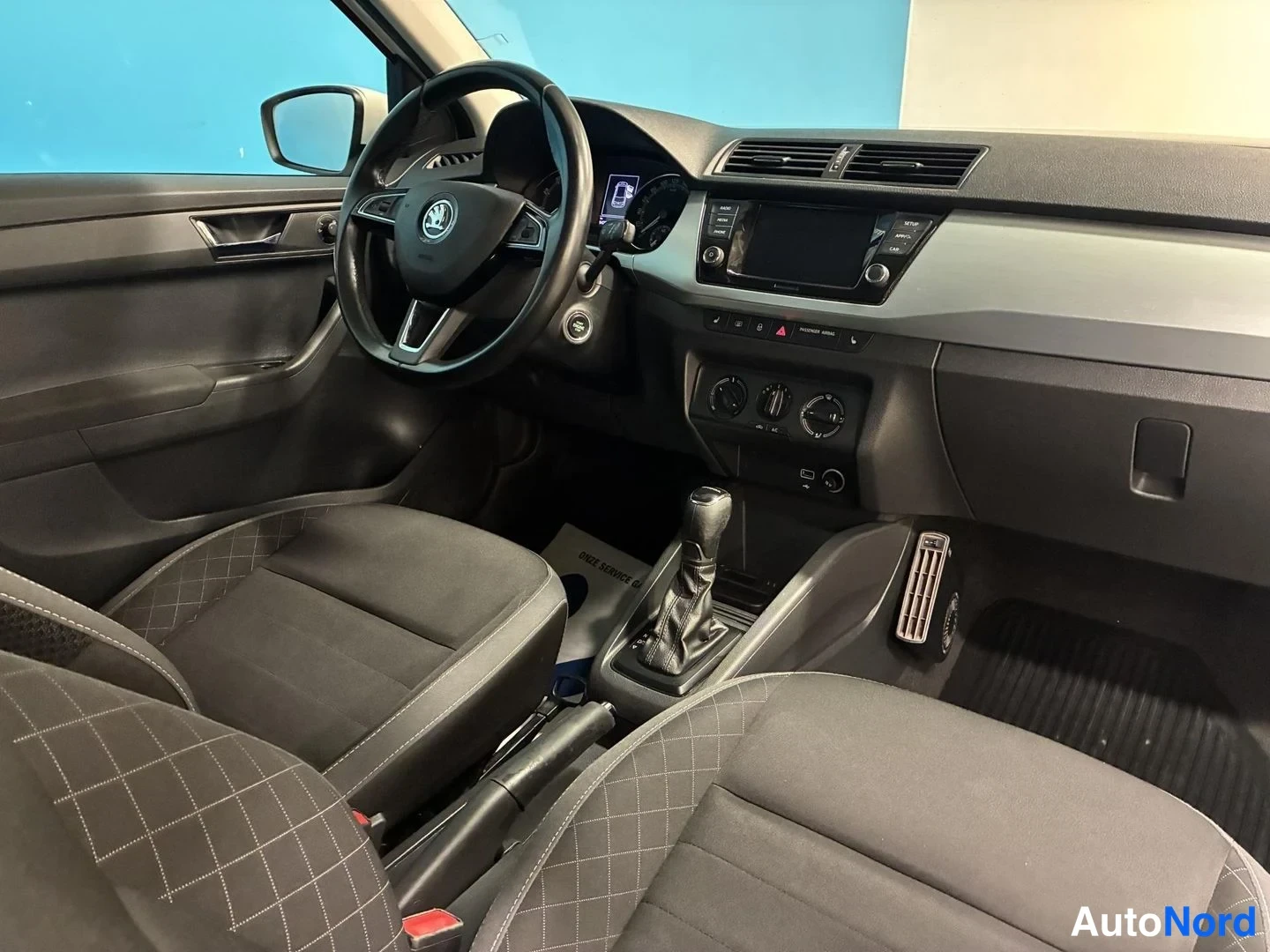 Valkoinen Skoda Fabia 2019, ohjaamo, kuva 10