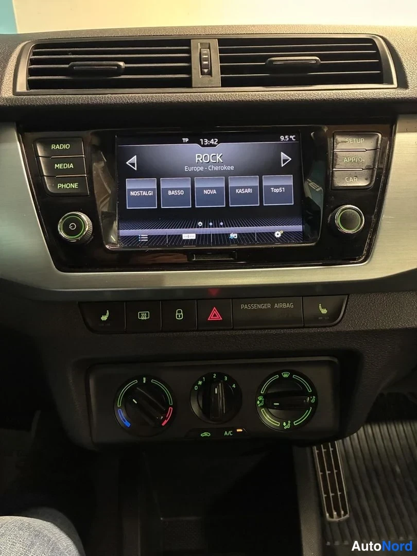 Valkoinen Skoda Fabia 2019, yksityiskohta, kuva 19
