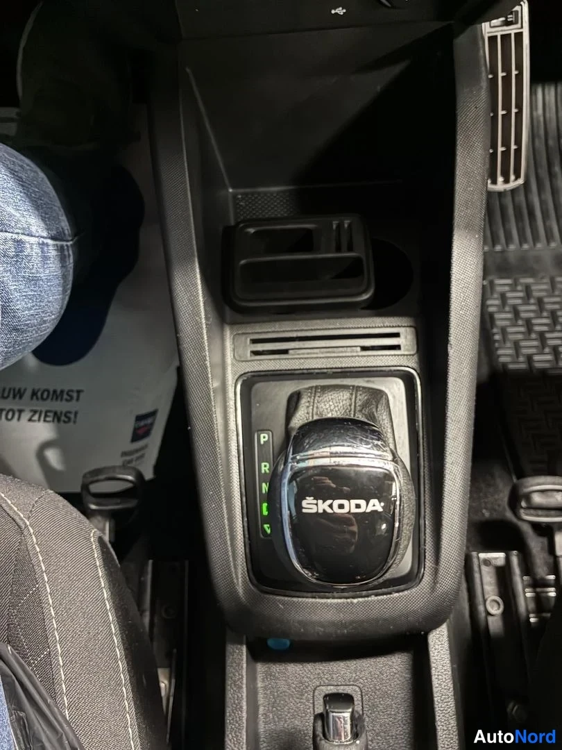 Valkoinen Skoda Fabia 2019, yksityiskohta, kuva 16