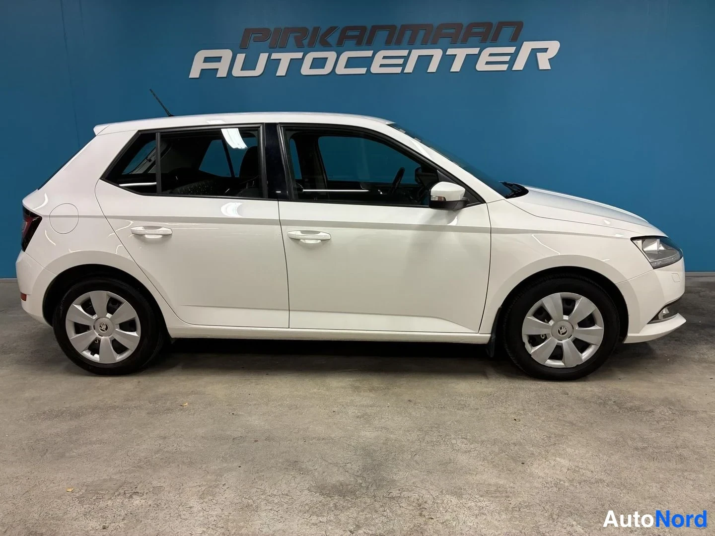 Valkoinen Skoda Fabia 2019, sivulta, kuva 4