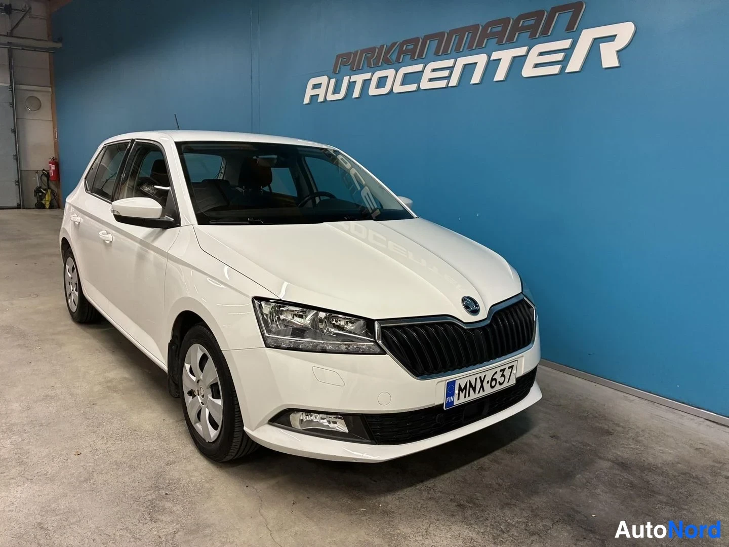 Valkoinen Skoda Fabia 2019, etuviisto, keula oikealle, kuva 2