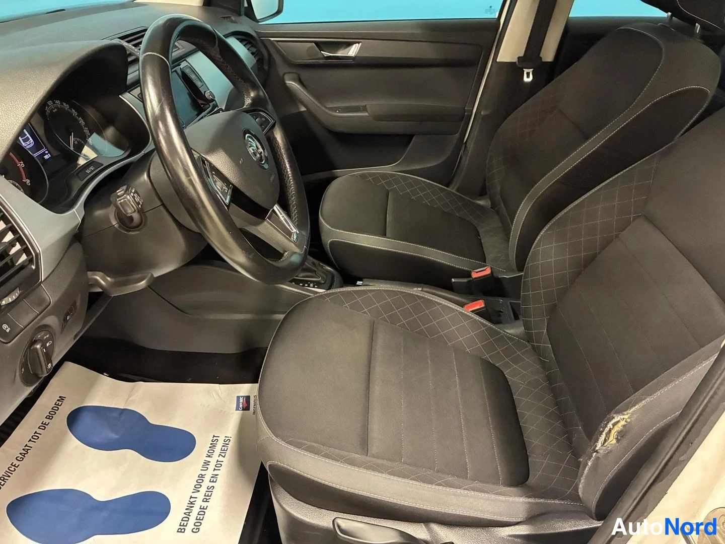 Valkoinen Skoda Fabia 2019, ohjaamo, kuva 7