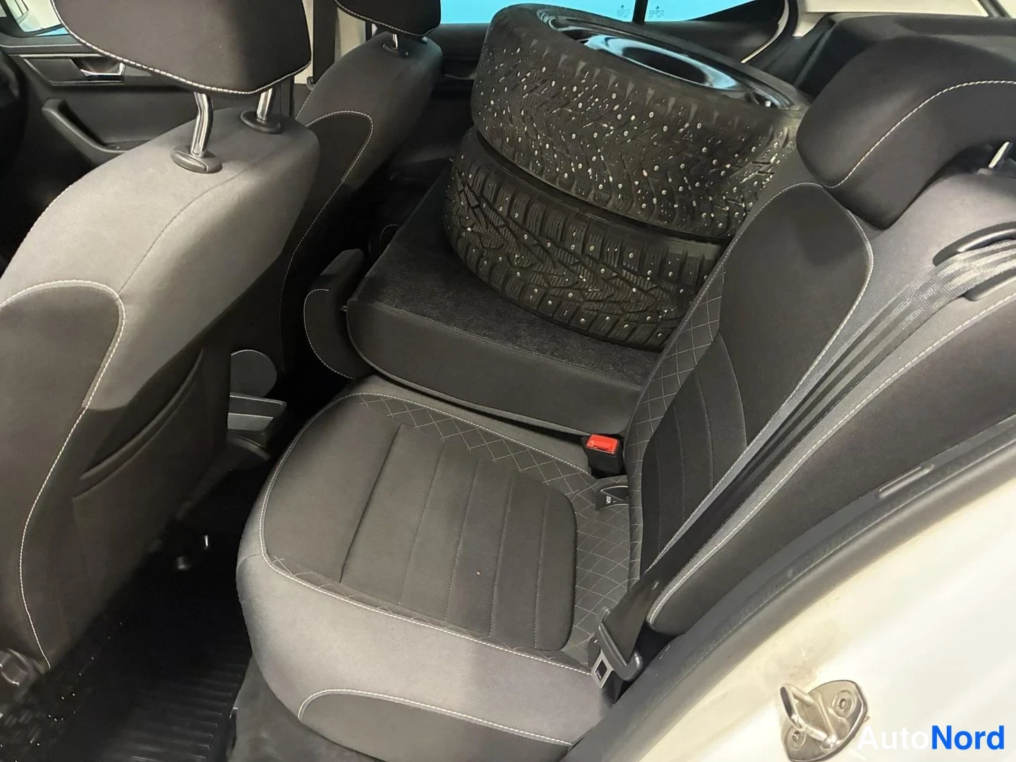 Valkoinen Skoda Fabia 2019, takaistuimet, kuva 12
