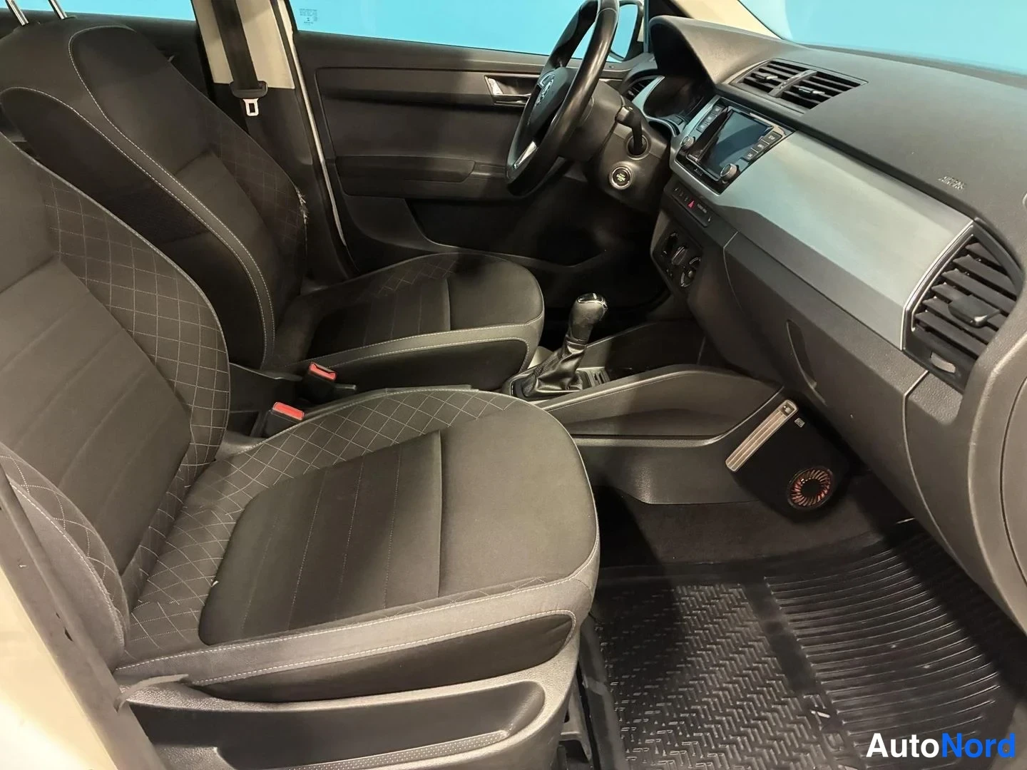 Valkoinen Skoda Fabia 2019, etuistuimet, kuva 11