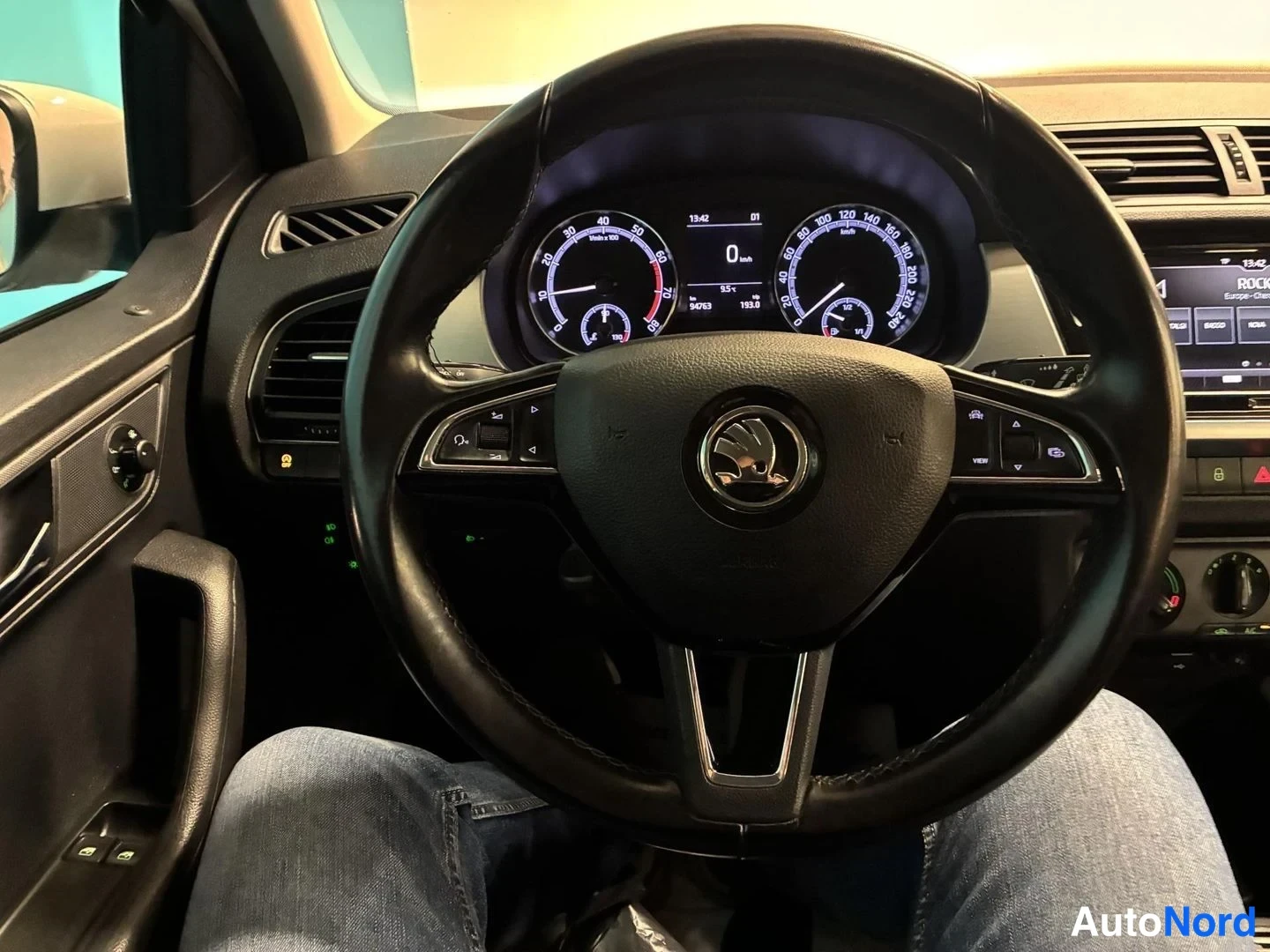 Valkoinen Skoda Fabia 2019, ohjaamo, kuva 8