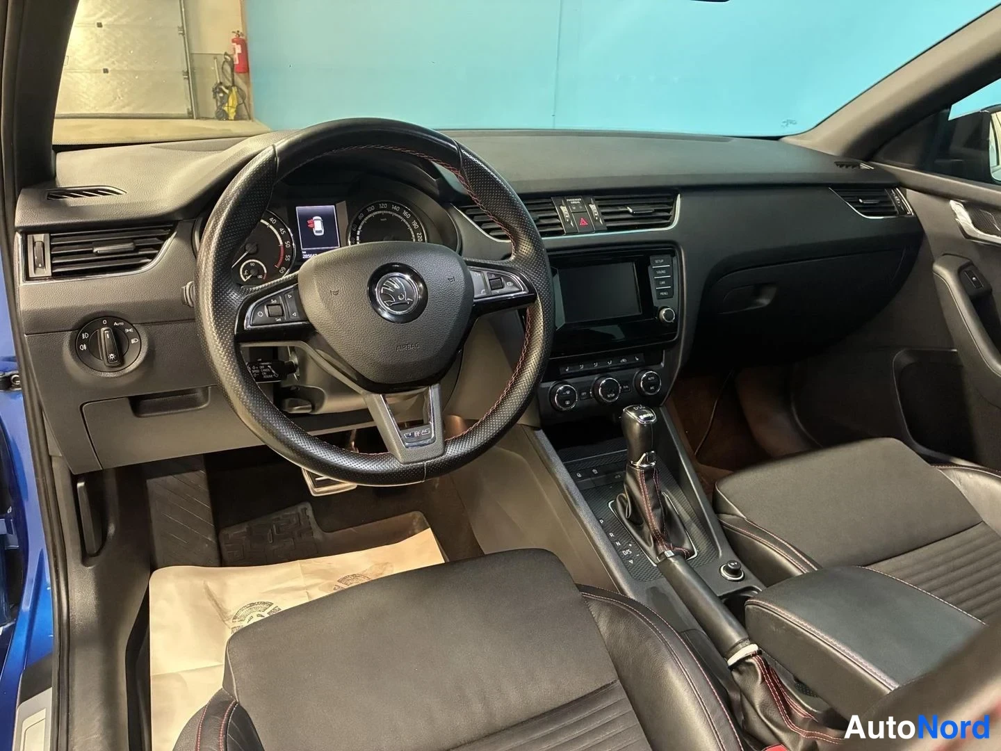 Sininen Skoda Octavia 2014, ohjaamo, kuva 8