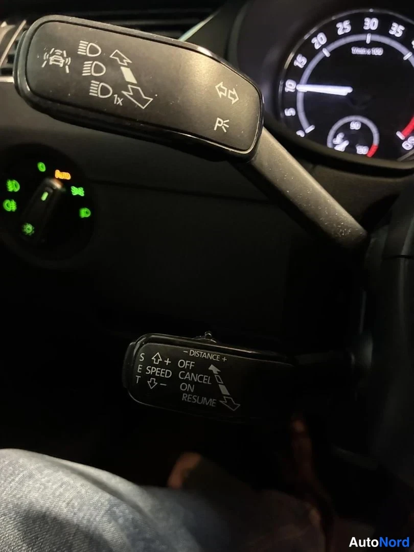 Sininen Skoda Octavia 2014, yksityiskohta, kuva 17
