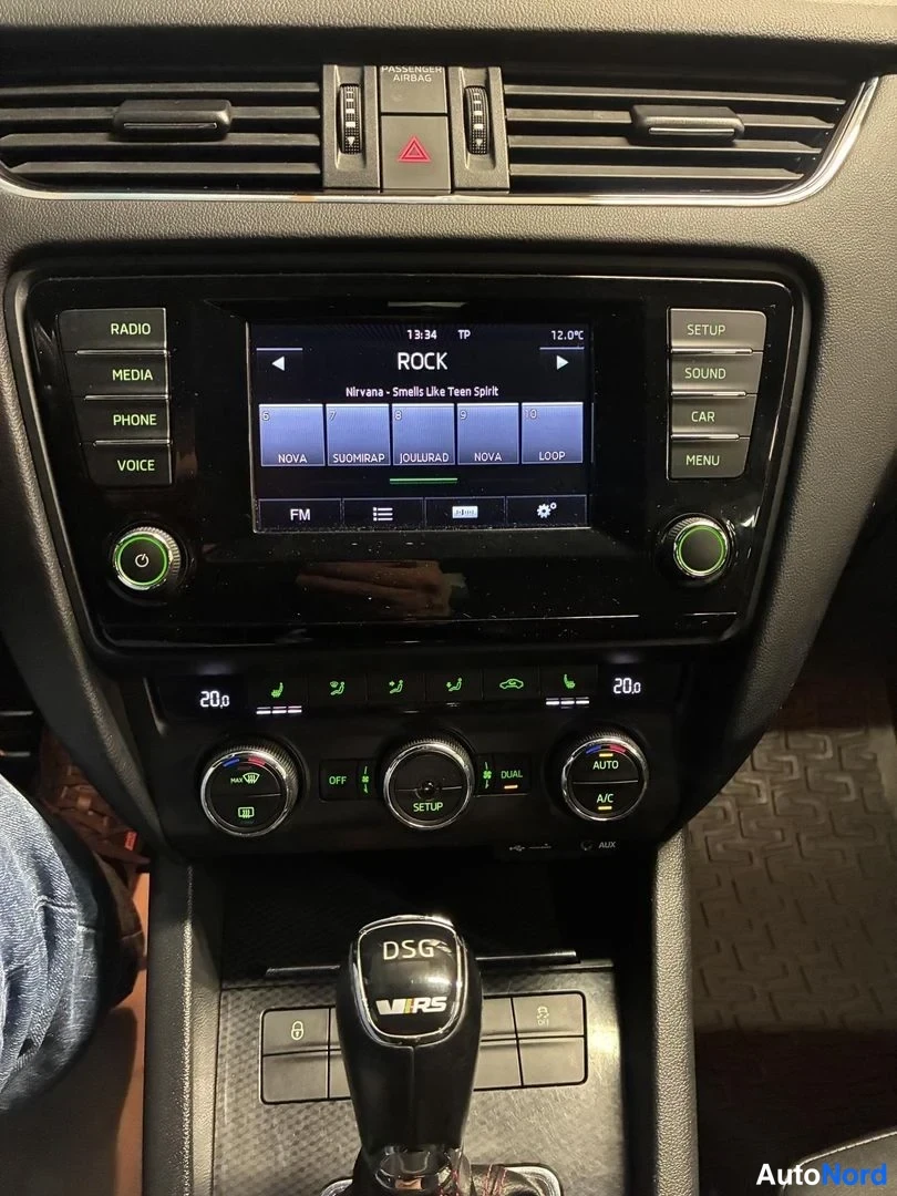 Sininen Skoda Octavia 2014, ohjaamo, kuva 9