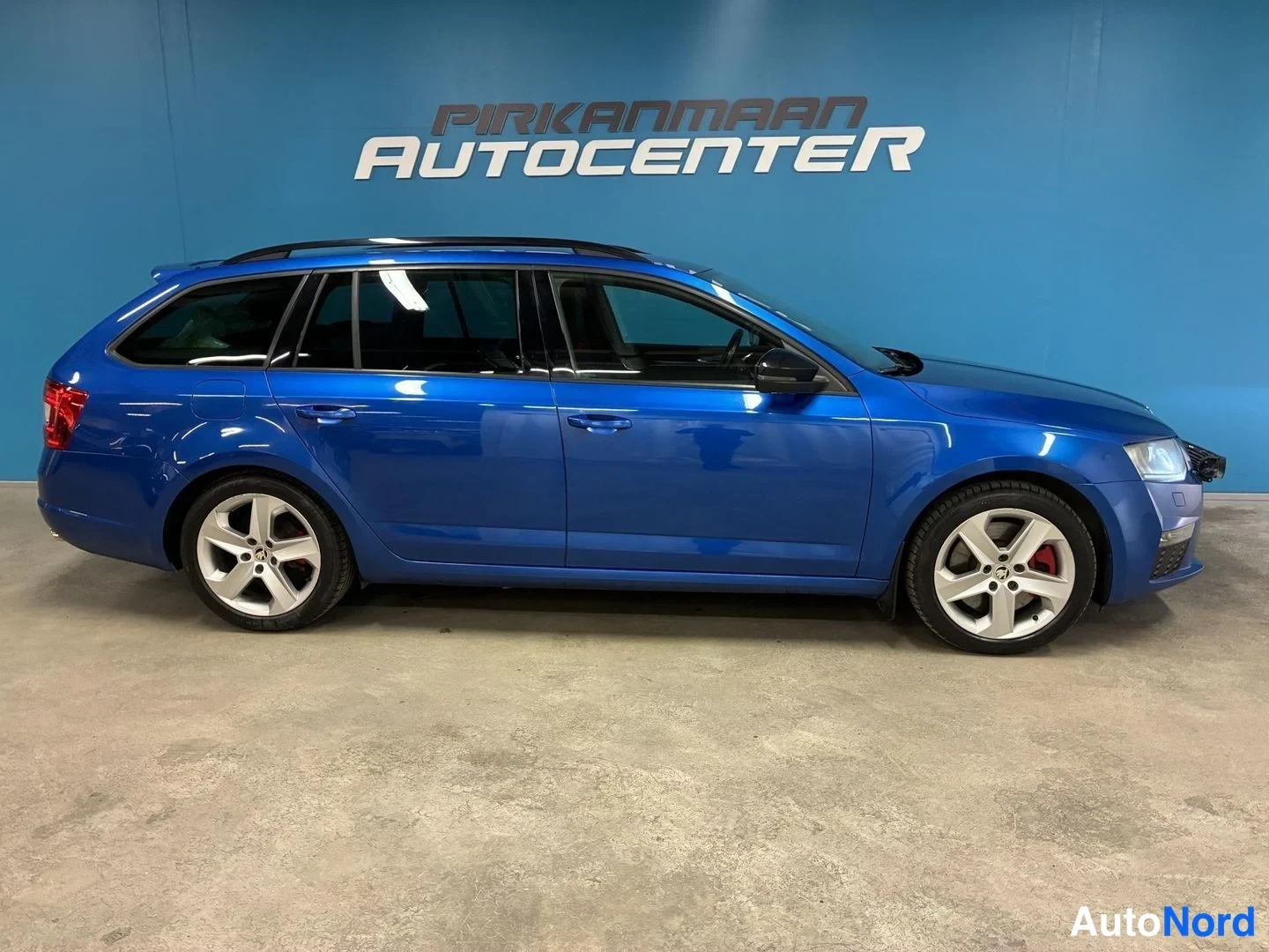 Sininen Skoda Octavia 2014, etuviisto, keula oikealle, kuva 3