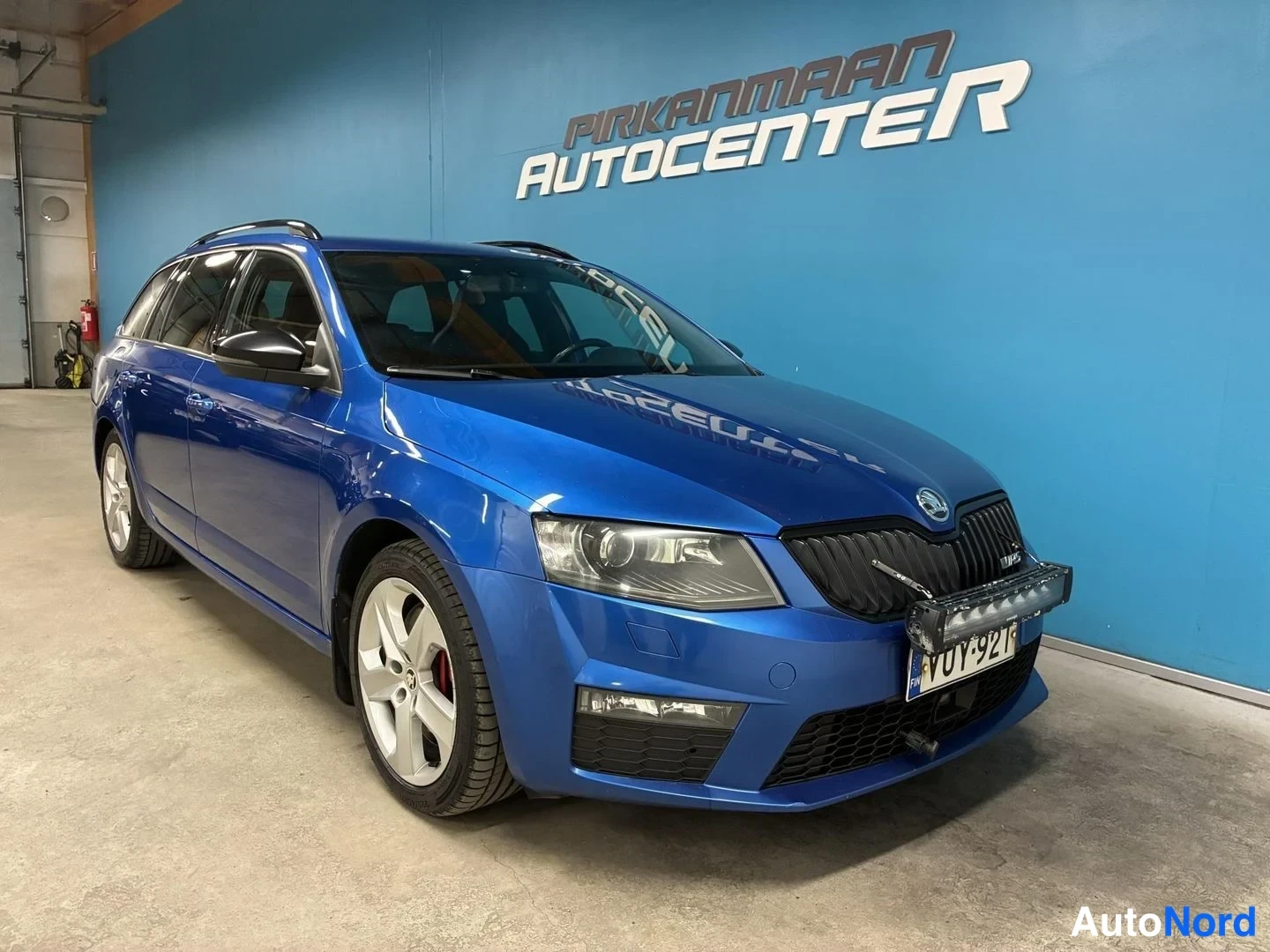 Sininen Skoda Octavia 2014, etuviisto, keula oikealle, kuva 2