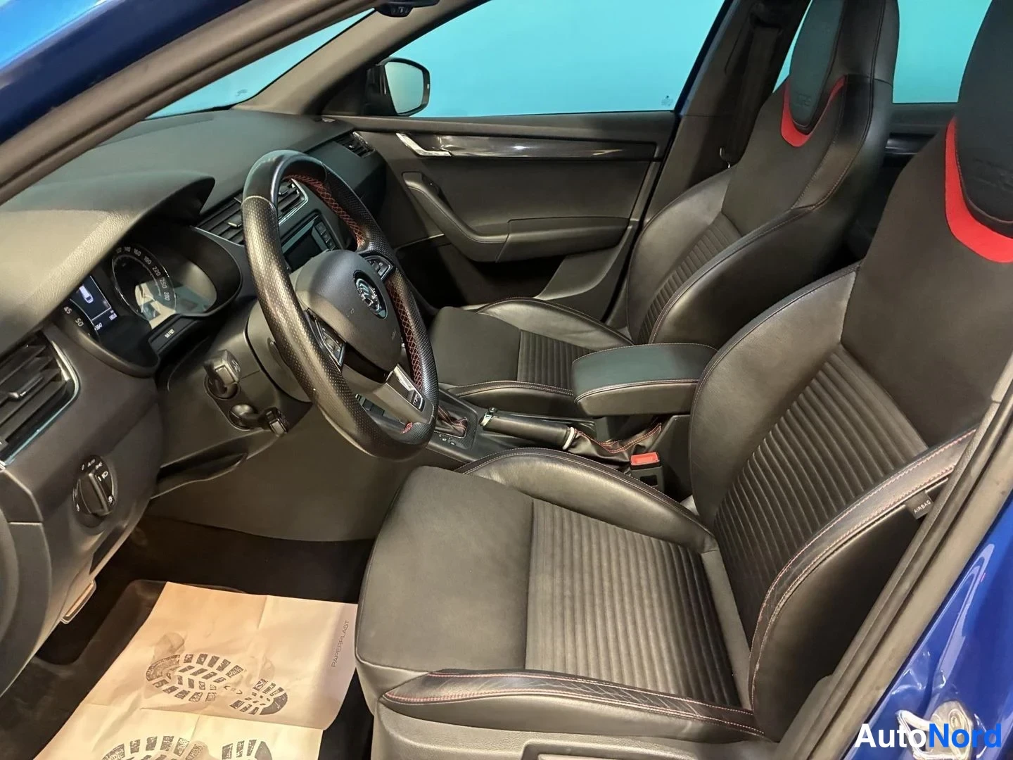 Sininen Skoda Octavia 2014, ohjaamo, kuva 7