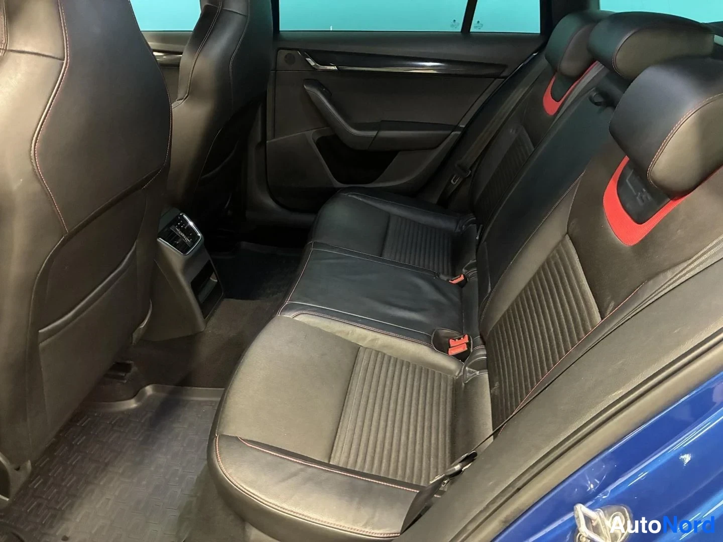 Sininen Skoda Octavia 2014, takaistuimet, kuva 12