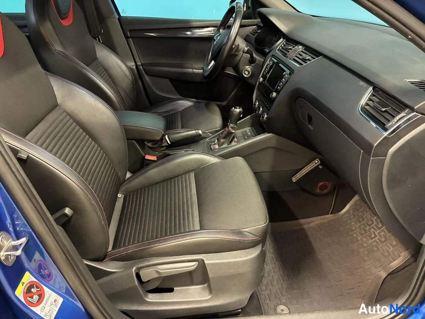 Sininen Skoda Octavia 2014, etuistuimet, kuva 11