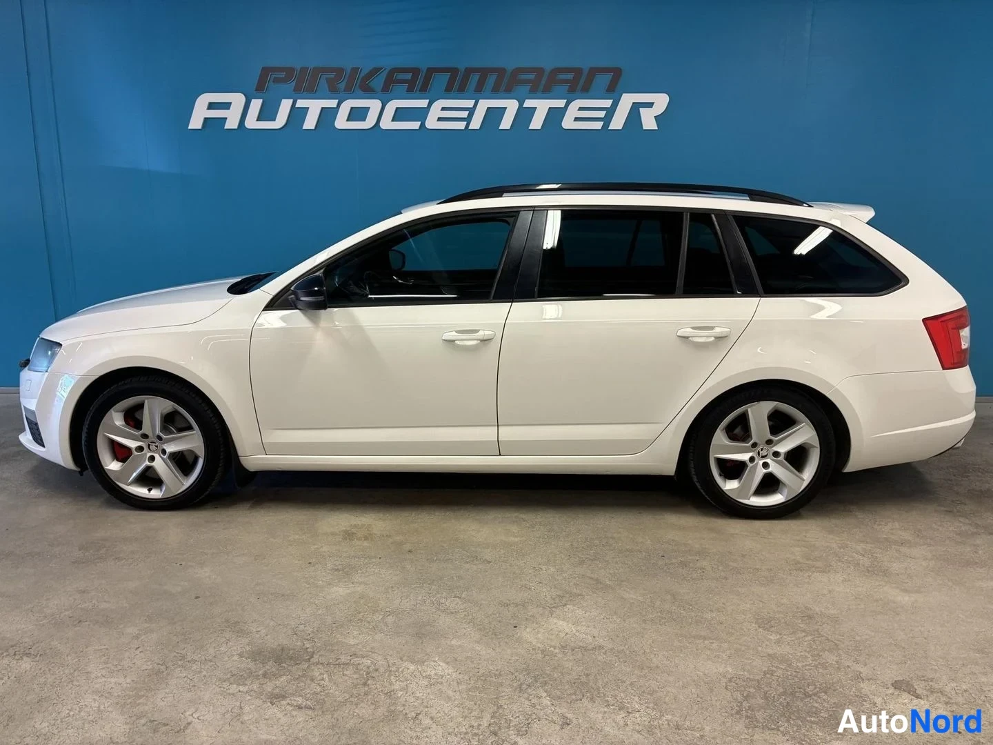 Valkoinen Skoda Octavia 2015, sivulta, kuva 4
