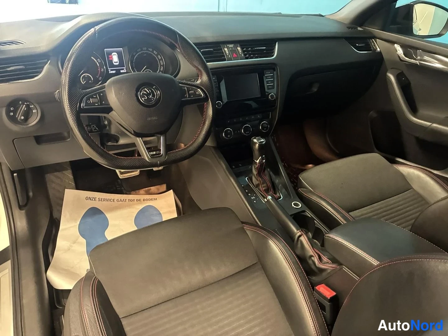Valkoinen Skoda Octavia 2015, ohjaamo, kuva 8