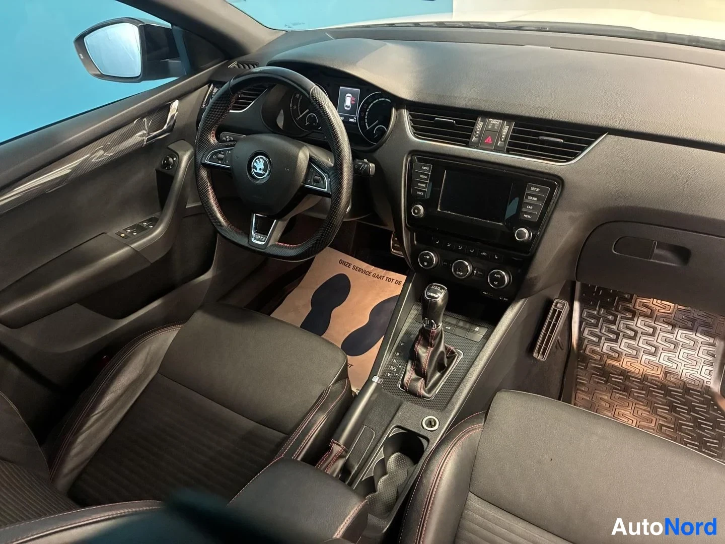Valkoinen Skoda Octavia 2015, ohjaamo, kuva 9
