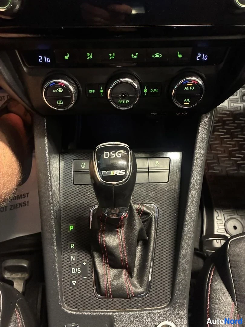 Valkoinen Skoda Octavia 2015, yksityiskohta, kuva 17