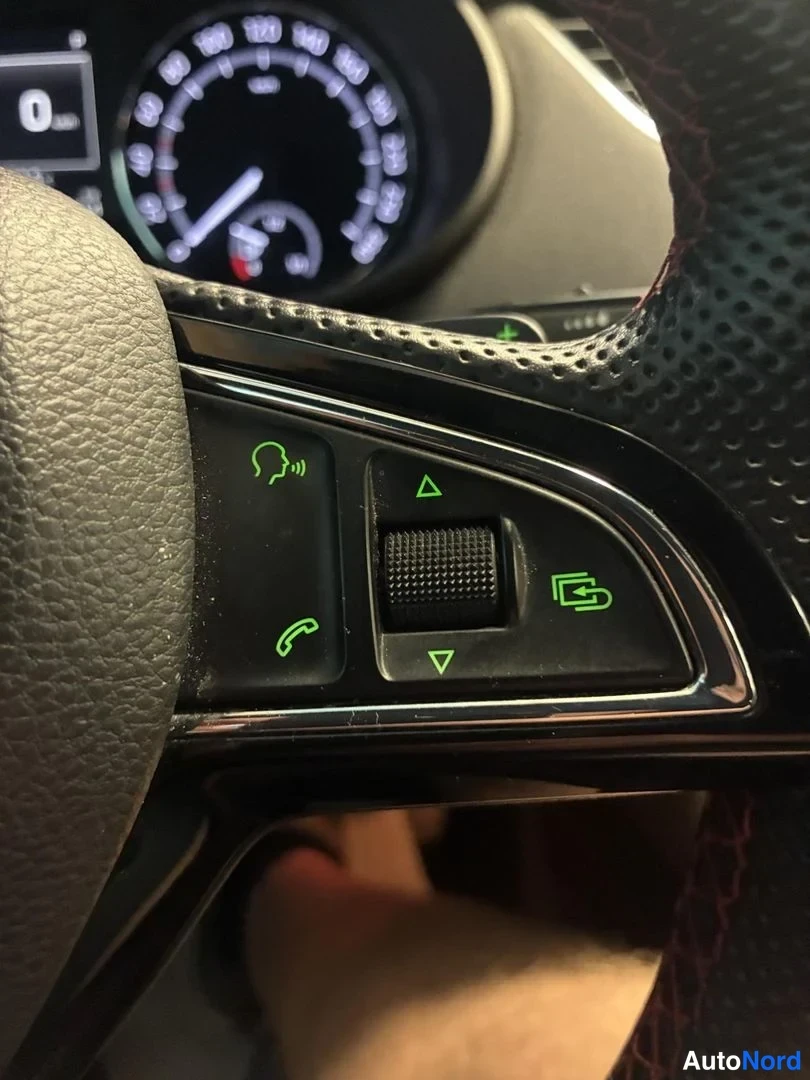 Valkoinen Skoda Octavia 2015, yksityiskohta, kuva 21