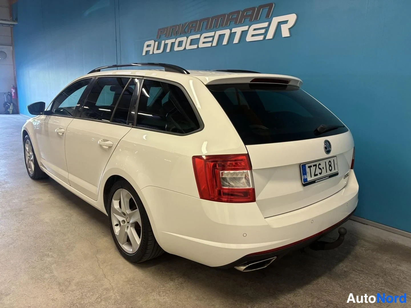 Valkoinen Skoda Octavia 2015, takaviisto, kuva 5