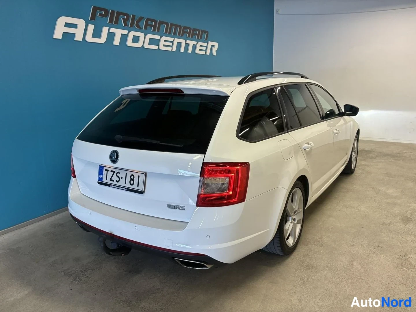 Valkoinen Skoda Octavia 2015, takaviisto, kuva 6